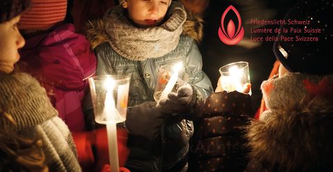 Kinder in Winterkleidung mit brennenden Kerzen (Sujet 2019, mit Logo)