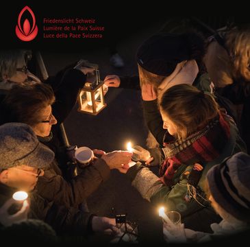 Menschen geben das Licht mit Kerzen und einer Laterne weiter (Sujet 2017, mit Logo)