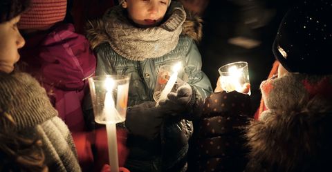 Kinder in Winterkleidung mit brennenden Kerzen (Sujet 2019)