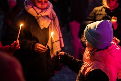 Kinder und Erwachsene mit brennenden Kerzen, Basel 2022